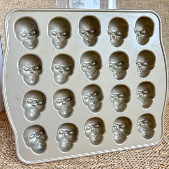 Nordic Ware Bite-Sized Skull Pan 20 Cavity Cast Aluminum Halloween Baking - Picture 1 of 6